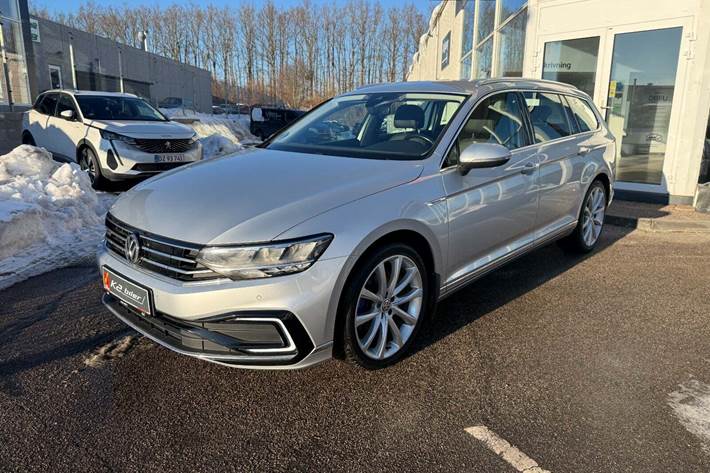 Sølv VW Passat fra 2019