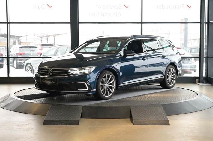 Blå VW Passat fra 2020 set udefra