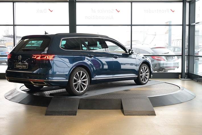 Blå VW Passat fra 2020
