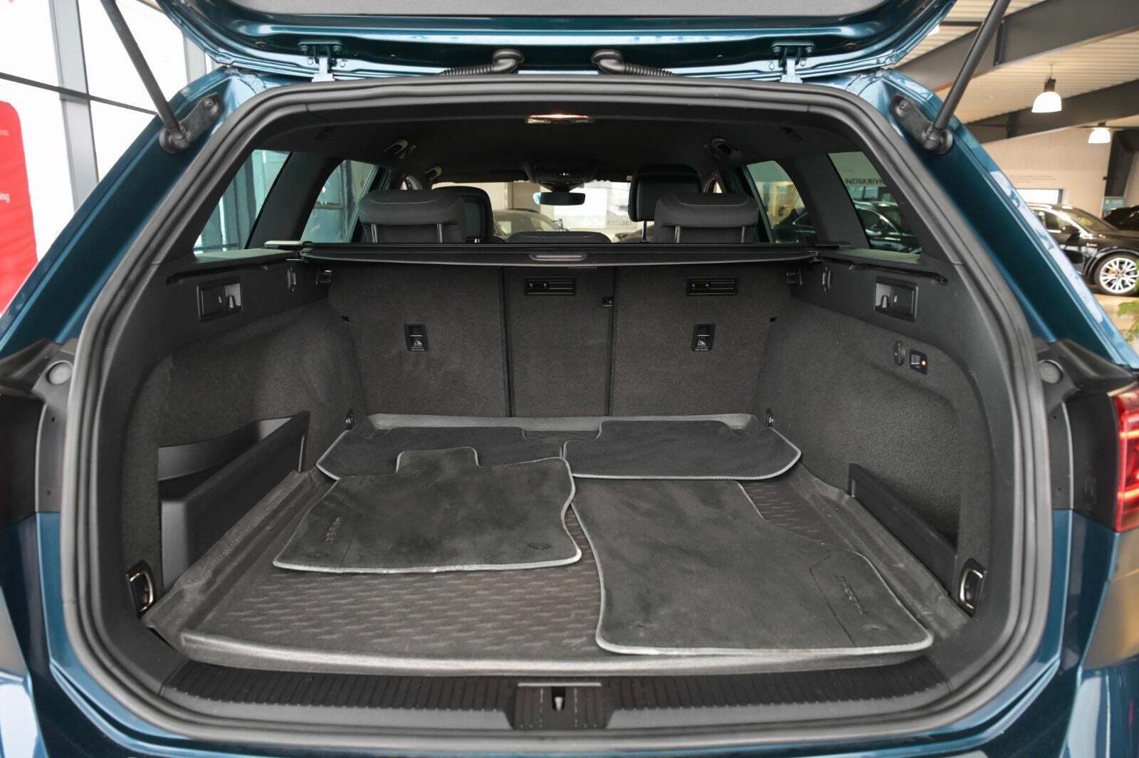 Blå VW Passat fra 2020