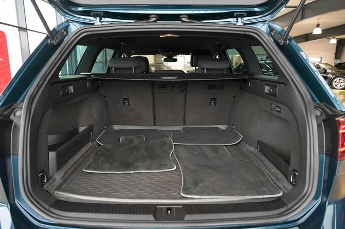 Blå VW Passat fra 2020