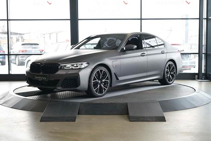 Grå BMW 530e fra 2022