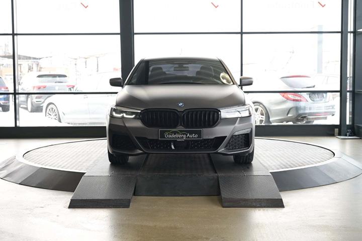 Grå BMW 530e fra 2022