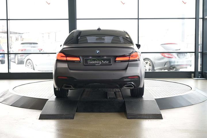 Grå BMW 530e fra 2022