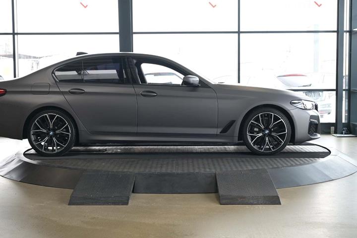 Grå BMW 530e fra 2022