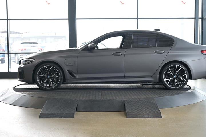 Grå BMW 530e fra 2022