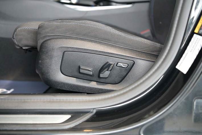 Grå BMW 530e fra 2022