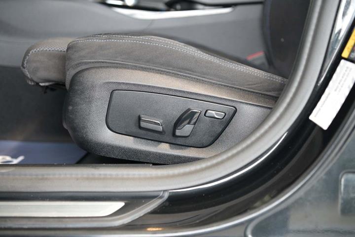 Grå BMW 530e fra 2022