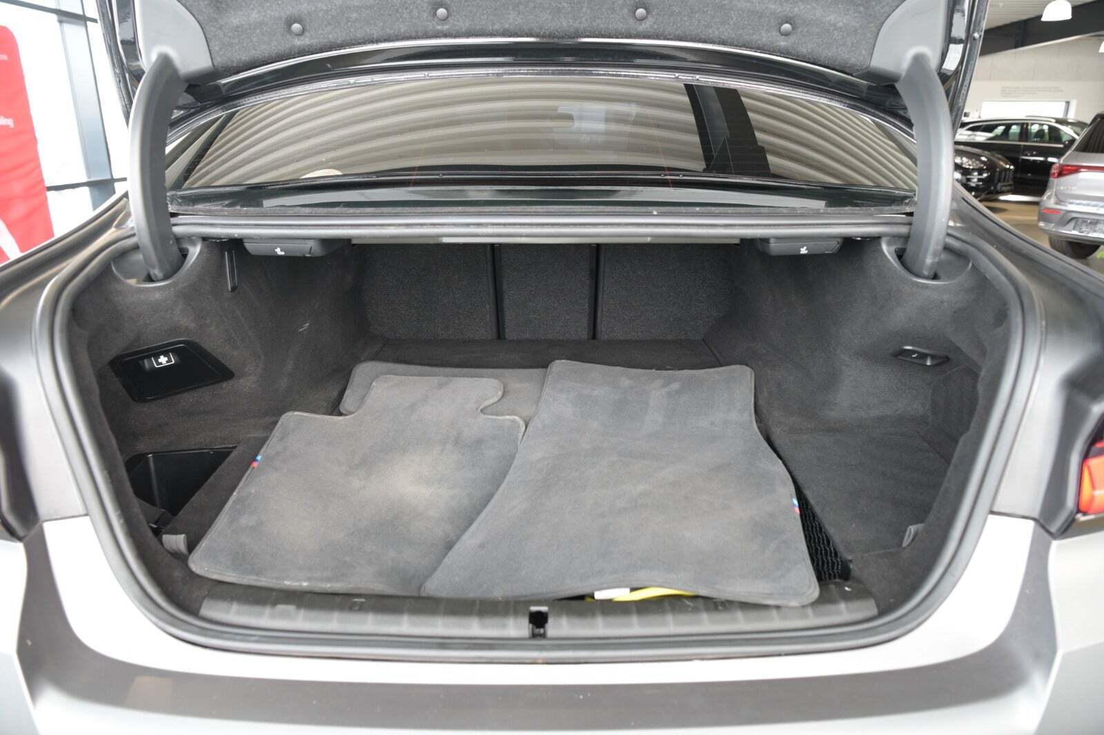 Grå BMW 530e fra 2022