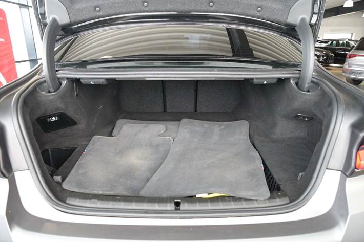 Grå BMW 530e fra 2022