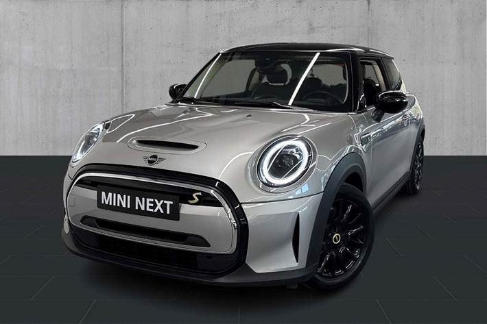 Sølv Mini Cooper SE fra 2023 set udefra