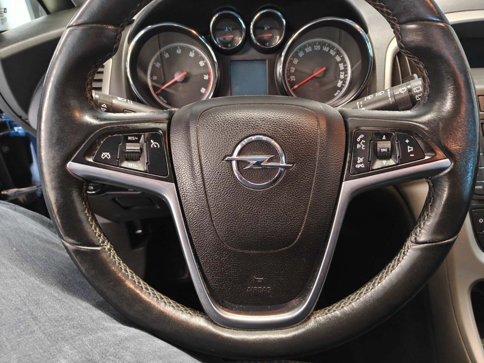 Gul Opel Astra fra 2011