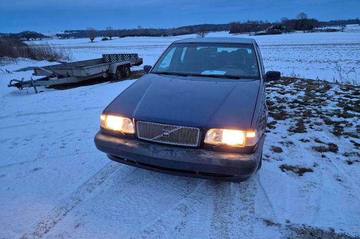 Blå Volvo 850 fra 1994 set udefra