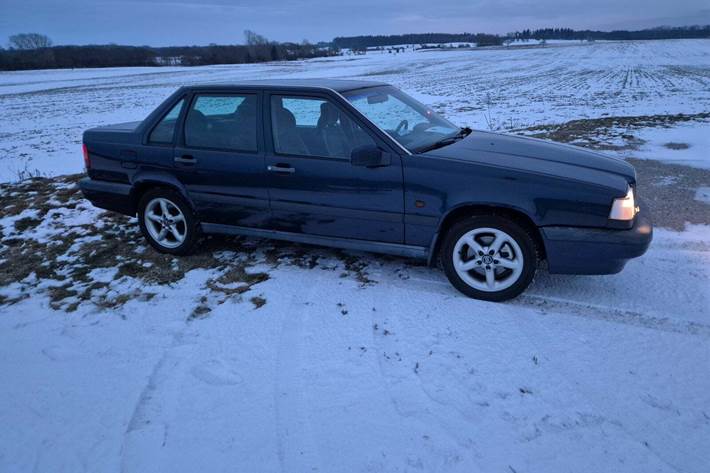 Blå Volvo 850 fra 1994 set udefra