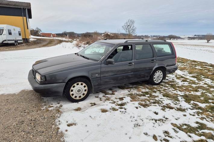 Grå Volvo 850 fra 1994 set udefra