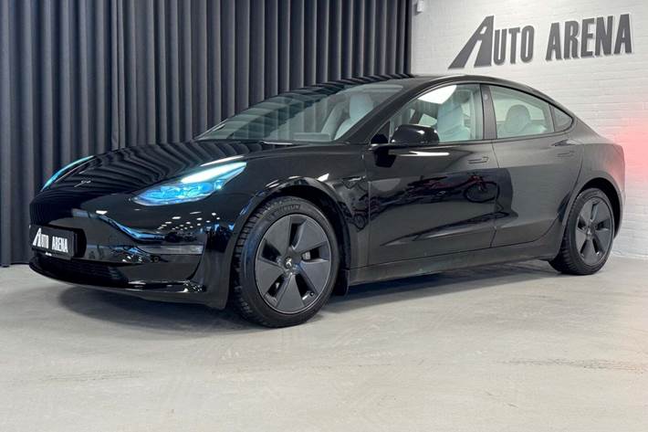 Sort Tesla Model 3 fra 2021 set udefra