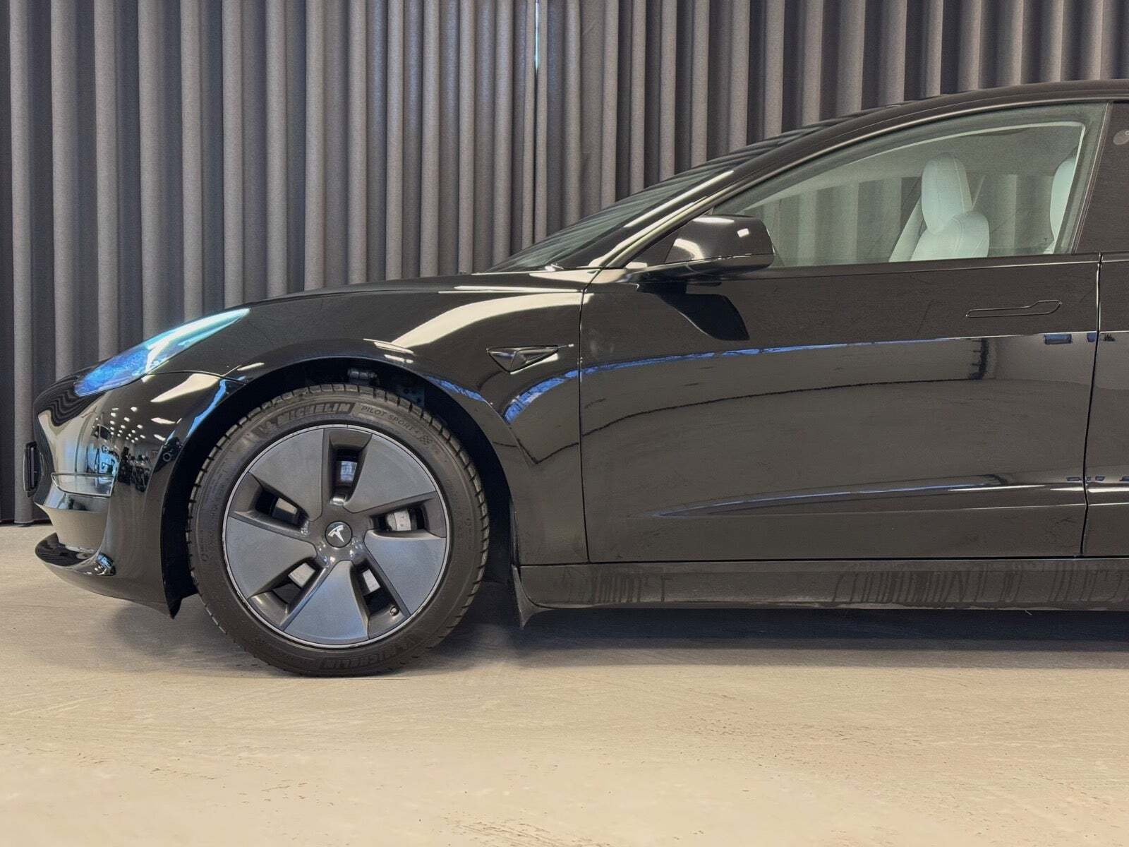 Sort Tesla Model 3 fra 2021
