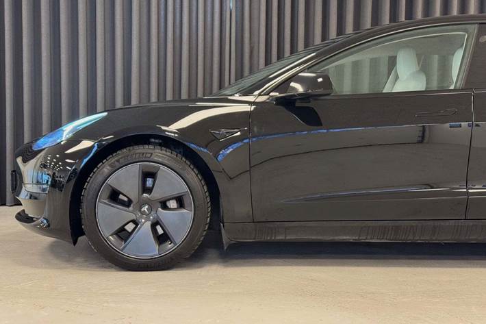 Sort Tesla Model 3 fra 2021