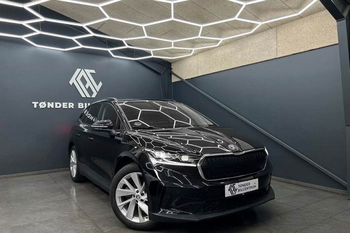Sort Skoda Enyaq fra 2021 set udefra