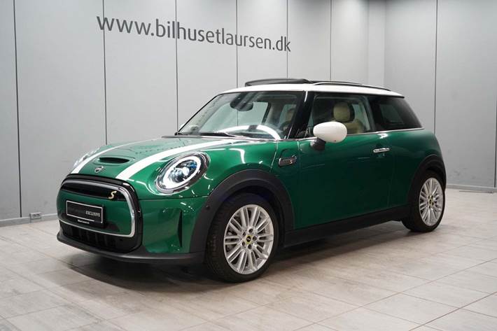 Grøn Mini Cooper SE fra 2022 set udefra
