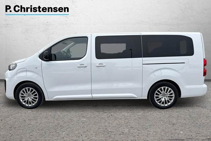 Hvid Peugeot e-Traveller fra 2023