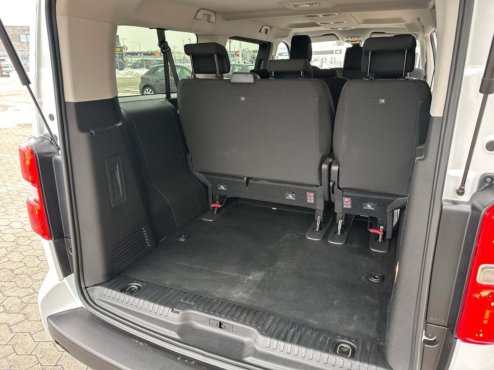 Hvid Peugeot e-Traveller fra 2023