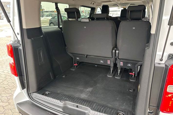 Hvid Peugeot e-Traveller fra 2023