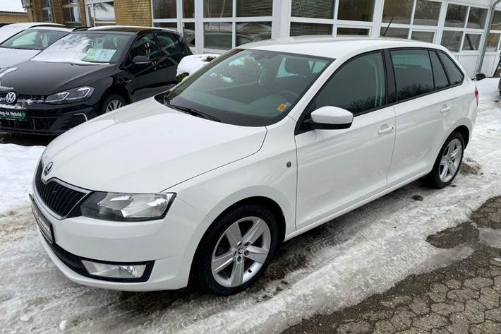 Hvid Skoda Rapid fra 2015 set udefra