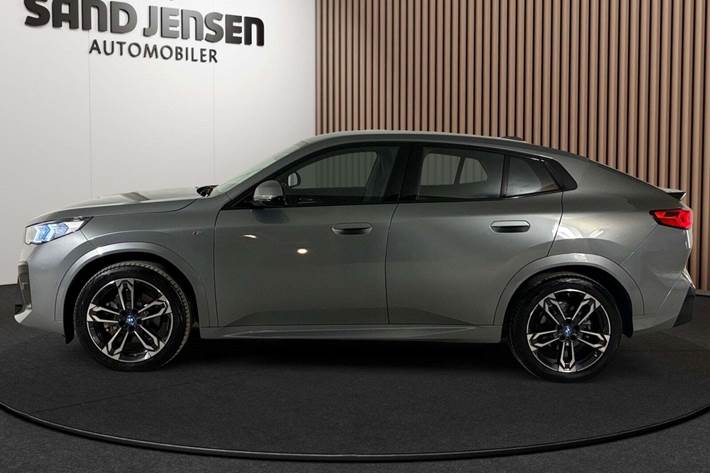 Grå BMW iX2 fra 2024