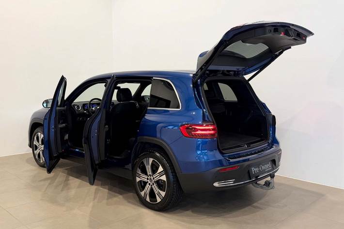 Blå Mercedes EQB300 fra 2025