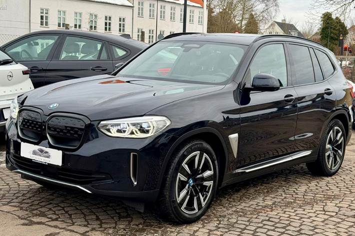Sort BMW iX3 fra 2022 set udefra