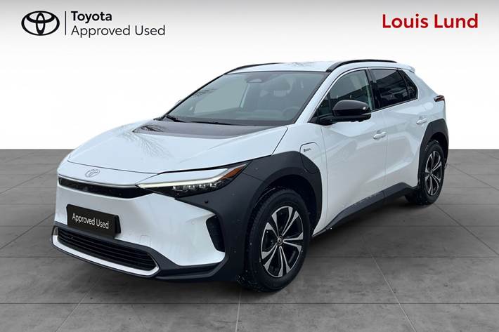 Hvid Toyota BZ4X fra 2025 set udefra