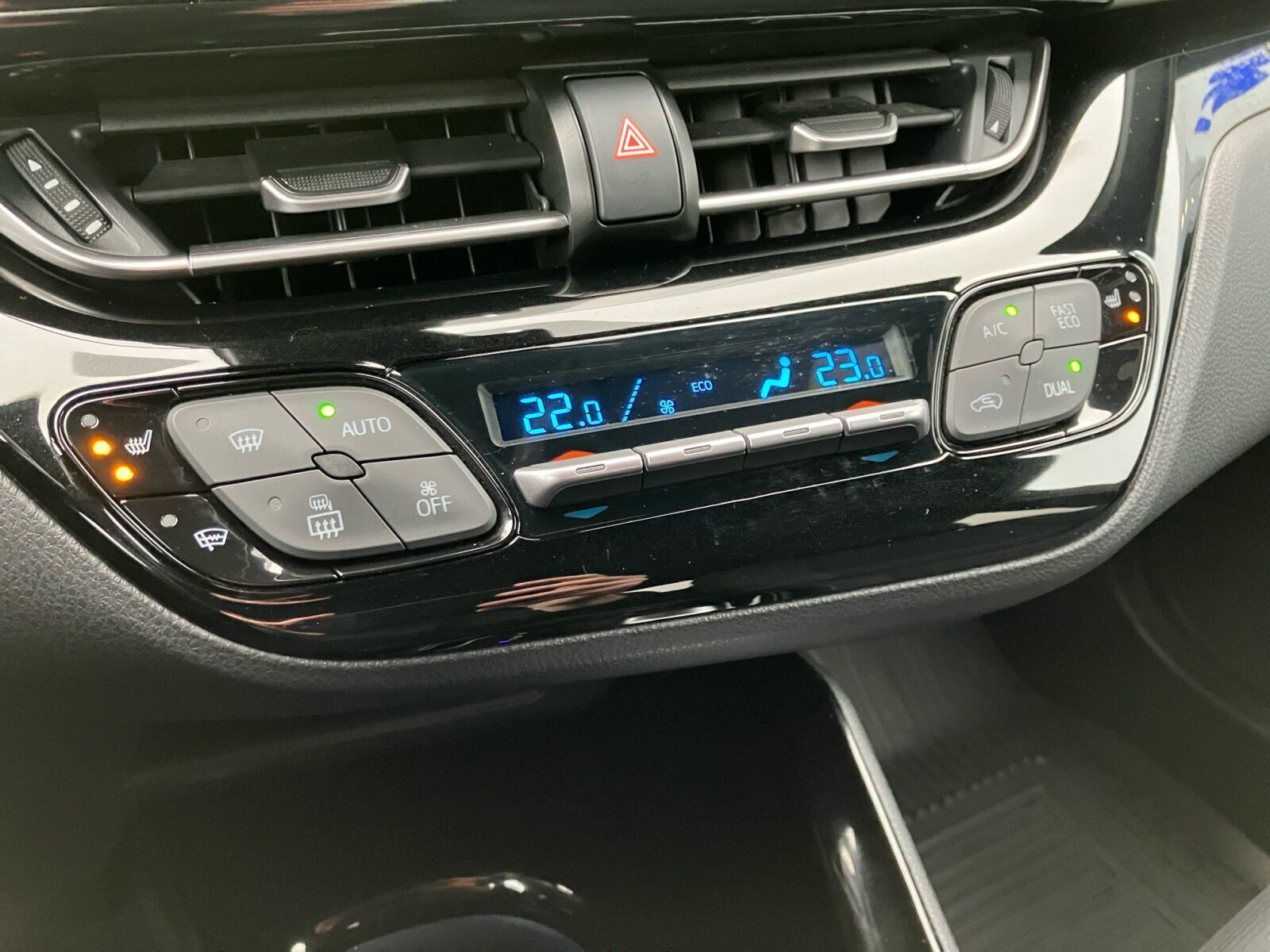 Hvid Toyota C-HR fra 2018
