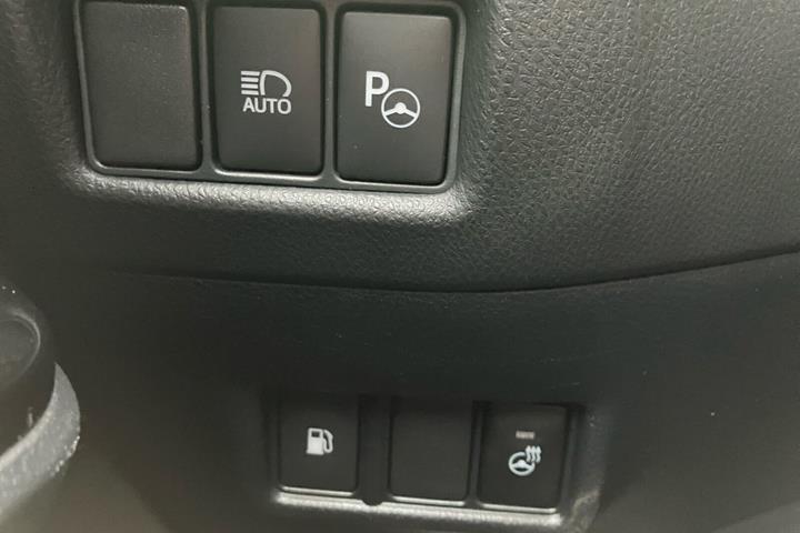 Hvid Toyota C-HR fra 2018