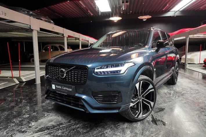Blå Volvo XC90 fra 2023 set udefra
