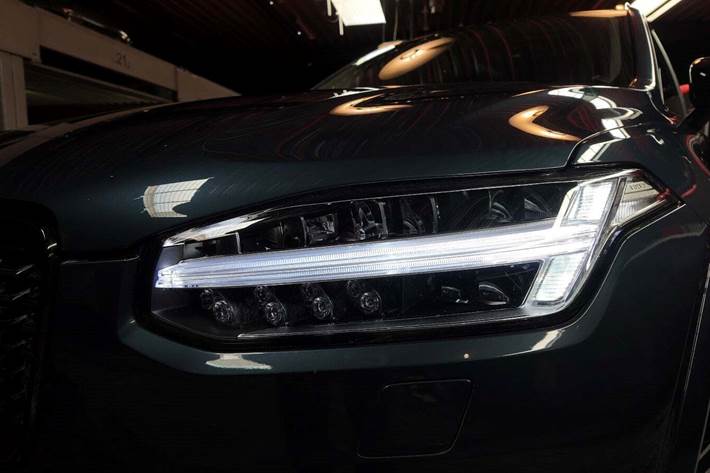 Blå Volvo XC90 fra 2023