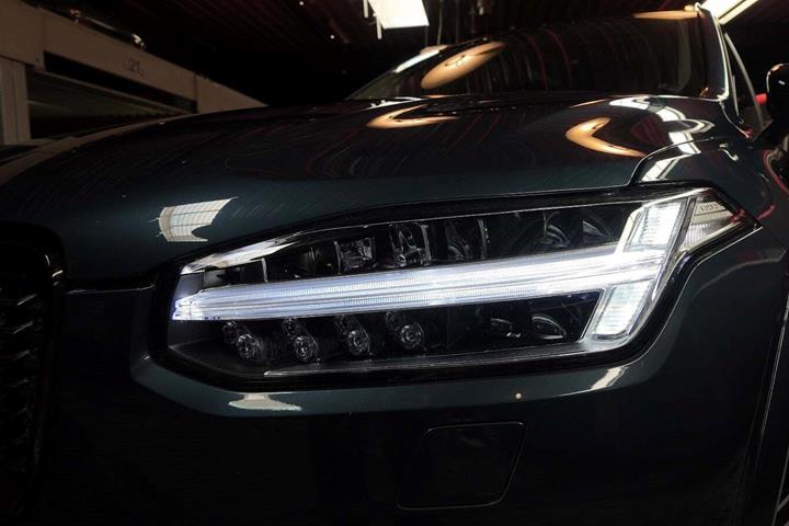 Blå Volvo XC90 fra 2023