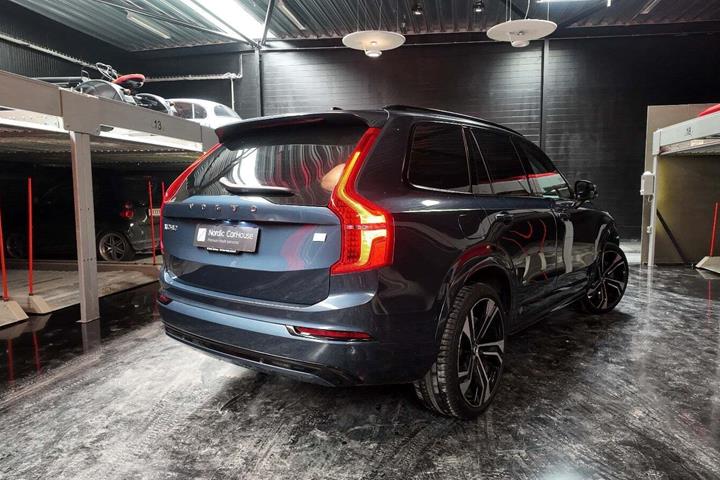 Blå Volvo XC90 fra 2023
