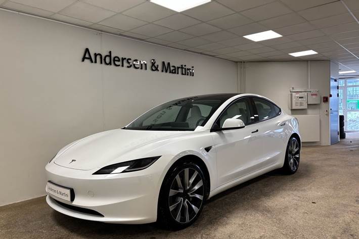 Hvid Tesla Model 3 fra 2024 set udefra
