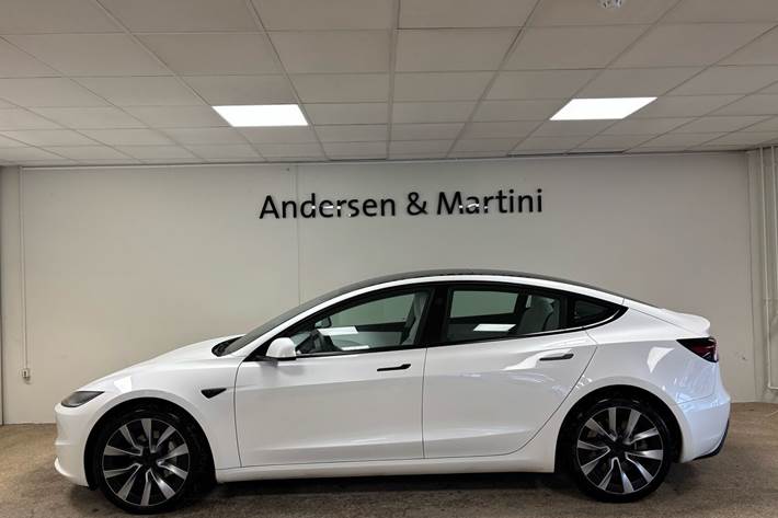 Hvid Tesla Model 3 fra 2024