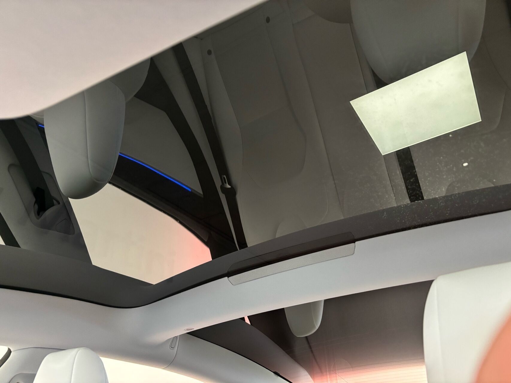 Hvid Tesla Model 3 fra 2024