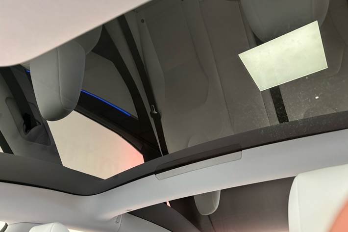 Hvid Tesla Model 3 fra 2024