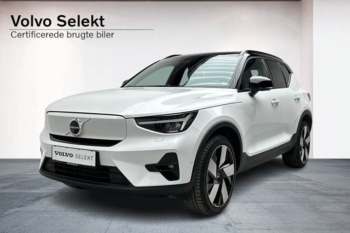 Hvid Volvo XC40 fra 2023 set udefra