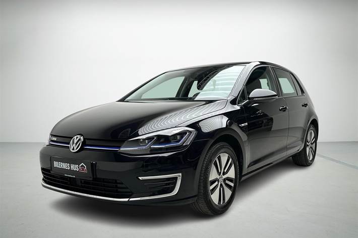 Sort VW Golf fra 2020 set udefra