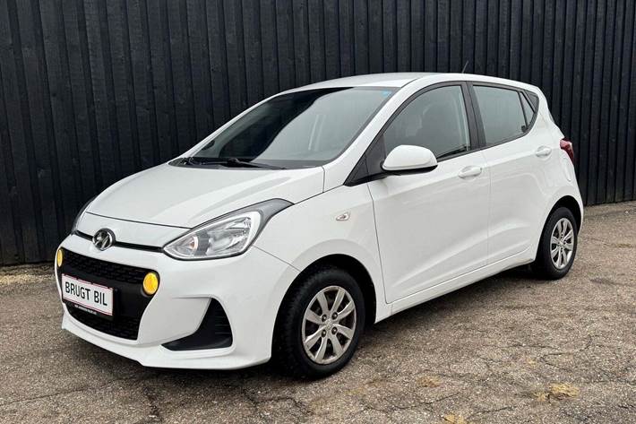 Hvid Hyundai i10 fra 2017 set udefra
