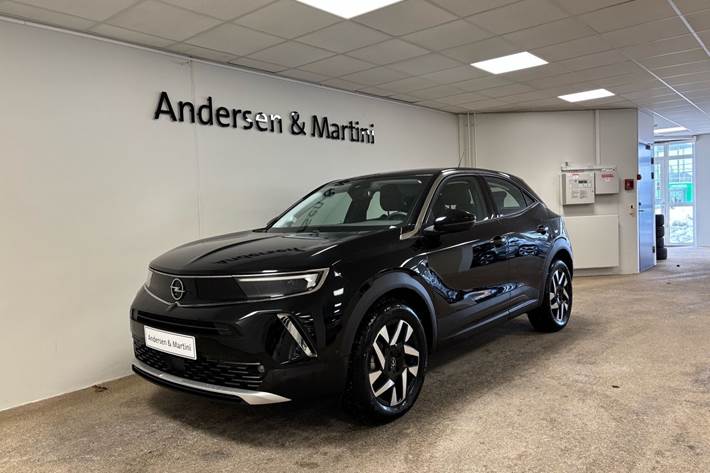 Sort Opel Mokka-e fra 2023 set udefra