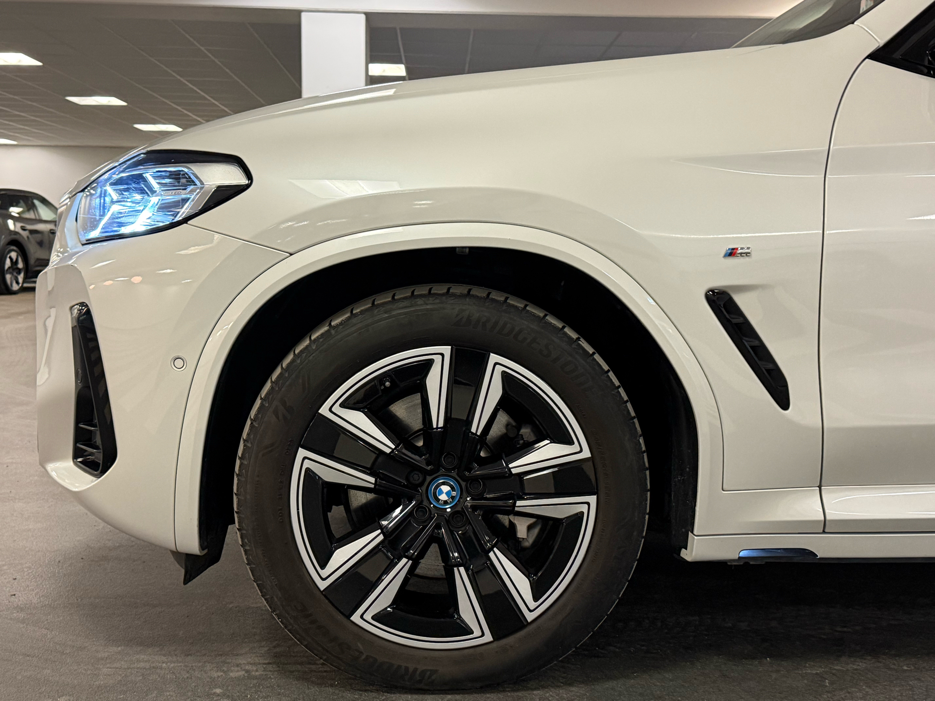 Hvid BMW iX3 fra 2023