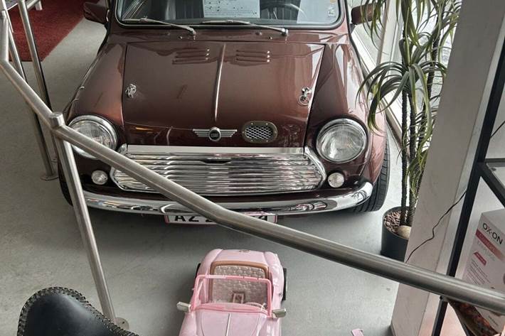 Brun Mini Cooper fra 1991