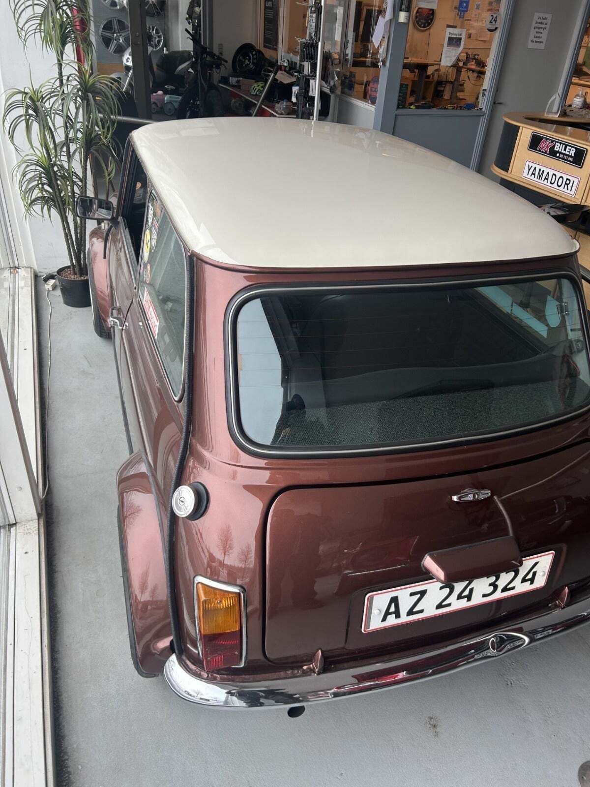 Brun Mini Cooper fra 1991
