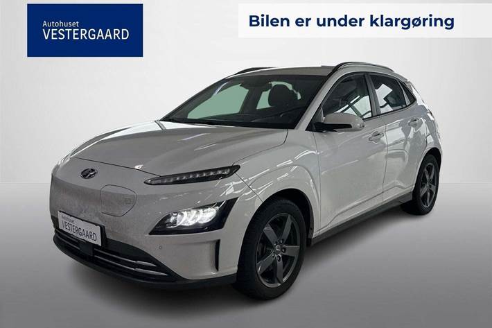 Hvid Hyundai Kona fra 2021 set udefra